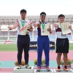 陸上男子円盤投げで悲願の初優勝を果たした社の山口翔輝夜（左）＝７日、徳島県鳴門市、鳴門ポカリスエットスタジアム（撮影・長嶺麻子）