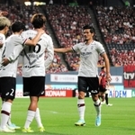 札幌ー神戸　前半、汰木（１６）が先制ゴールを決め、喜ぶ神戸イレブン＝札幌ドーム