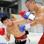 ２回、左フックを繰り出す山中竜也（左）