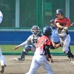 ソフトボール男子１回戦・須崎総合－明石　５回裏明石１死二塁、適時打を放つ清家＝高知県高知市、春野総合運動公園野球場（撮影・鈴木雅之）