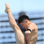 男子高飛び込み決勝　快勝した須磨学園の玉井陸斗の演技＝高知県立春野総合運動公園水泳場（撮影・鈴木雅之）