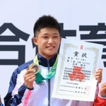 男子高飛び込みで優勝し、メダルと賞状を手に笑顔の須磨学園・玉井陸斗