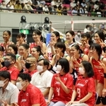 観覧に訪れた地元ファンらと共に記念写真に収まる女子日本代表選手＝２０日、姫路市西延末、ヴィクトリーナ・ウインク体育館（撮影・長嶺麻子）