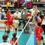 紅白戦でスパイクを放つ宮部愛芽世。右手前は姉の宮部藍梨＝ヴィクトリーナ・ウインク体育館（撮影・長嶺麻子）