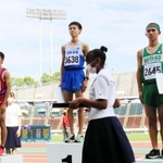 男子１年３０００メートル障害を大会新記録で制し、表彰される須磨学園の長谷川大翔（中央）