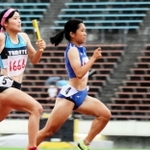 女子共通４００メートルリレー決勝　大会新記録での優勝に貢献した滝川第二のアンカー西藤杏純（右）