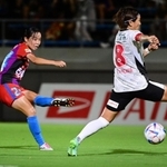 ＩＮＡＣ神戸-千葉　前半、ＩＮＡＣ神戸の愛川陽菜のミドルシュートが決まり、２-０とする＝堺市立サッカー・ナショナルセンター（撮影・中西幸大）