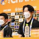 ２年ぶりの４強入りに向けて公式会見で意気込みを示す神戸の吉田監督（左）とＭＦ飯野＝さいたま市、埼玉スタジアム