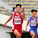 男子１年２００メートル決勝　中盤に伸びて２１秒６９の大会新記録で制した長田の三宅陽立（３０８８）