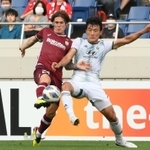 前半、全北の選手と競り合う神戸・酒井高徳（左）＝埼玉スタジアム（撮影・堀内翔）