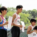 男子２年三段跳びを１５メートル０２の大会新記録で制し、表彰される社の藤本謙伸（中央）ら