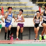 男子２年８００メートル決勝　優勝した兵庫の岡田悠佑（２８４４）