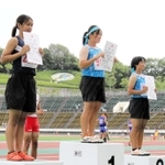 女子２年砲丸投げで優勝し、表彰台に立つ姫路女学院の永井彩花（中央）