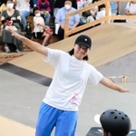 参加者を指導する西矢椛選手＝東京都足立区