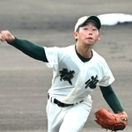 作新学院戦で力投する報徳の先発田村＝２４日午前、姫路市飯田、ウインク球場（撮影・坂井萌香）