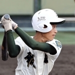 作新学院-報徳　８回裏報徳２死三塁、左前適時打を放つ勢志＝姫路市ウインク（撮影・坂井萌香）