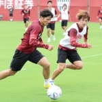 縦に仕掛けるＭＦ飯野（左）とマークに走るＭＦ井上＝神戸市西区、いぶきの森球技場