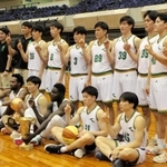 男子で初優勝し、記念撮影する神戸医療未来大の選手ら