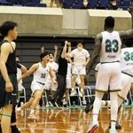 男子決勝で初優勝を決め、喜ぶ神戸医療未来大の選手ら