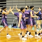 女子決勝で優勝を決めて喜ぶ武庫川女大メンバーら