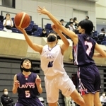 女子決勝・武庫川女大-関学大　後半、シュートする関学大の永野（中央）