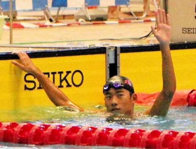男子４００メートル自由形決勝　大会新記録で優勝し、手を振る須磨学園の辻森魁人