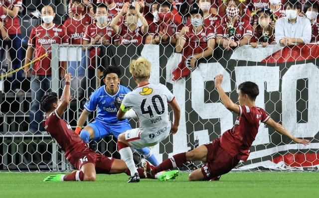 神戸-鹿島　前半、窮地をしのぐ神戸の守備陣＝ノエビアスタジアム神戸（撮影・吉田敦史）