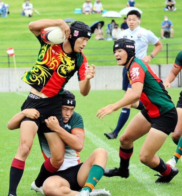 全国高校７人制ラグビー大会決勝でプレーする報徳の長谷川諒（左）、竹之下仁吾（右）＝７月１８日、長野県上田市の菅平高原（同校提供）