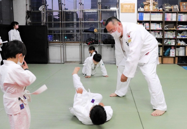 柔道五輪金メダリストの阿部兄妹を輩出した兵庫少年こだま会の練習。高田幸博監督（右端）は「勝利至上主義」からの脱却を目指す＝神戸市兵庫区内