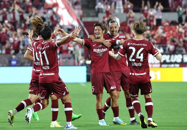 神戸-ＦＣ東京　前半、先制点を決め、仲間に祝福される神戸・山口蛍（中央）＝ノエビアスタジアム神戸（撮影・長嶺麻子）