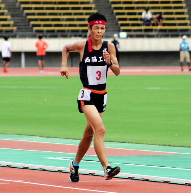男子５０００㍍競歩決勝　分４秒で優勝した西脇工の玉春汰造