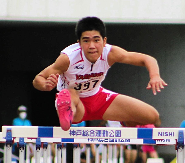 男子１年１１０㍍障害決勝　大会新記録で優勝した社の足立英士