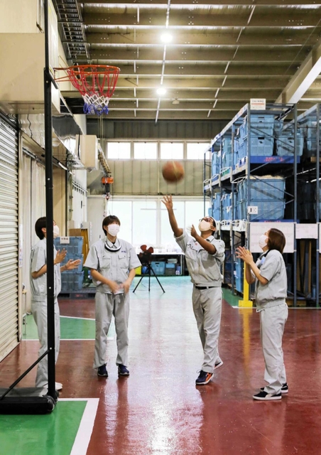 選手が働く工場内に設けられたバスケットゴール。同僚との交流の場にもなっている＝朝来市生野町、Ｍ－ＴＥＣ（撮影・大山伸一郎）