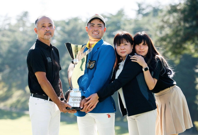 男子ゴルフのパナソニック・オープンで優勝し、父親の佳明さん（左端）ら家族と記念写真に納まるアマチュアの蟬川泰果＝２５日、小野東洋ＧＣ