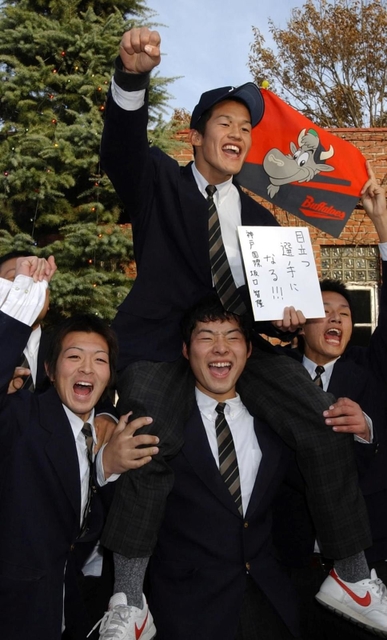 近鉄バファローズに１巡目指名を受け、ガッツポーズで喜びを表す神戸国際大付高の坂口智隆＝２００２年１１月、神戸市垂水区学が丘５