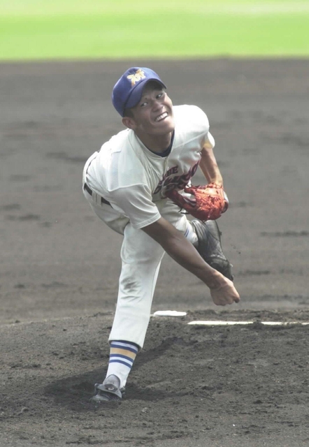 報徳高戦で力投する神戸国際大付高の坂口智隆＝２００２年７月、明石球場