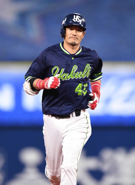 右越えソロを放ち、ベースを回る坂口智隆＝２０２０年８月、横浜スタジアム