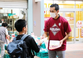 終盤戦優待チケットのチラシを配るＪ１神戸の千布勇気社長＝神戸市長田区、新長田一番街商店街