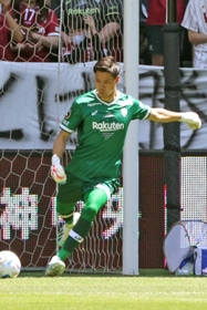 安定したシュートストップで失点の危機を救う神戸のＧＫ前川＝５月２９日、ノエビアスタジアム神戸