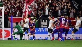 京都-神戸　開始１分もたたないうちに京都の松田（左から３人目）に先制ゴールを許し、天を仰ぐ神戸の守備陣＝京都府亀岡市、サンガスタジアムｂｙＫＹＯＣＥＲＡ（撮影・中西幸大）
