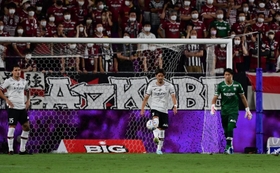 京都-神戸　前半、立て続けの失点で０-２とされ、ボールを蹴り出す山口ら＝京都府亀岡市追分町、サンガスタジアムｂｙＫＹＯＣＥＲＡ（撮影・中西幸大）