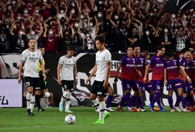 京都-神戸　前半早々に２失点目を喫し、気落ちする神戸の選手ら＝京都府亀岡市追分町、サンガスタジアムｂｙＫＹＯＣＥＲＡ（撮影・中西幸大）
