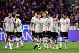 京都-神戸　残留争いの直接対決で完敗し、表情をゆがめる神戸の選手たち＝京都府亀岡市追分町、サンガスタジアムｂｙＫＹＯＣＥＲＡ（撮影・中西幸大）