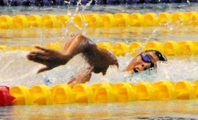 男子４００メートル自由形決勝　大会新記録で優勝した須磨学園の辻森魁人