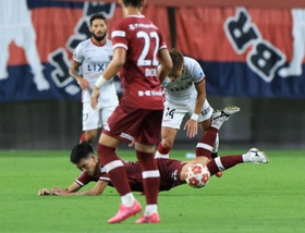 神戸－鹿島　後半、倒される神戸の小林祐（撮影・吉田敦史）