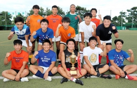 全国高校７人制ラグビー大会の優勝カップを囲み、笑顔の報徳メンバー＝西宮市の同校