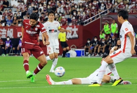 神戸－名古屋　前半、シュートを放つ神戸・武藤＝ノエビアスタジアム神戸（撮影・鈴木雅之）