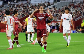 神戸－名古屋　前半、シュートを打つも決まらず天を仰ぐ神戸・武藤（中央）＝撮影・鈴木雅之