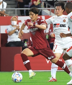 前節後半、ウイングからサイドバックにポジションを移し、右サイドに推進力を加えたＭＦ飯野＝１０日、ノエビアスタジアム神戸