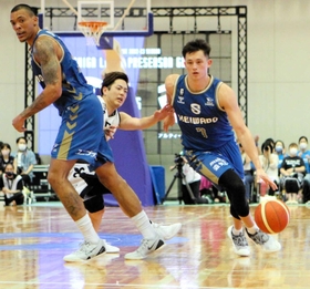 Ａ千葉とのプレシーズンゲームでドリブルする滋賀のテーブス海（右）。日本代表の経験を糧に飛躍を期す＝滋賀県守山市、守山市民体育館